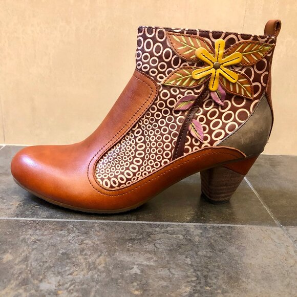 Leather ankle boots with flower detail. - Picture 3 of 7